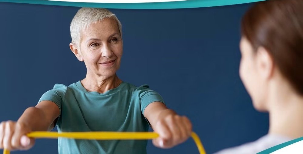 Fisioterapia para adultos mayores con banda elástica